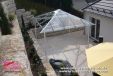 Sicht von oben auf Pavillon mit Pyramidendach aus Glas