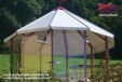 Glas-Pavillon mit weissem Metalldach
